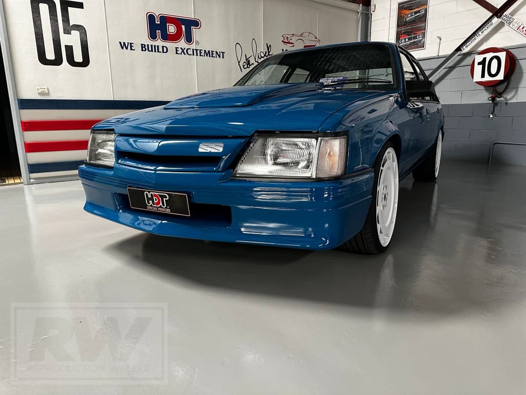 VK VE Group A AERO 19 inch White REPLICA Directional Wheels (PRE-VE) Alloy Wheels